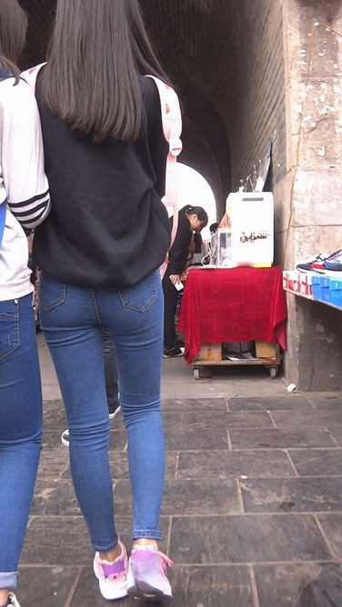 背粉色书包的紧身牛仔裤小美女[412M/MTS]