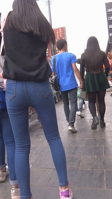 背粉色书包的紧身牛仔裤小美女[412M/MTS]