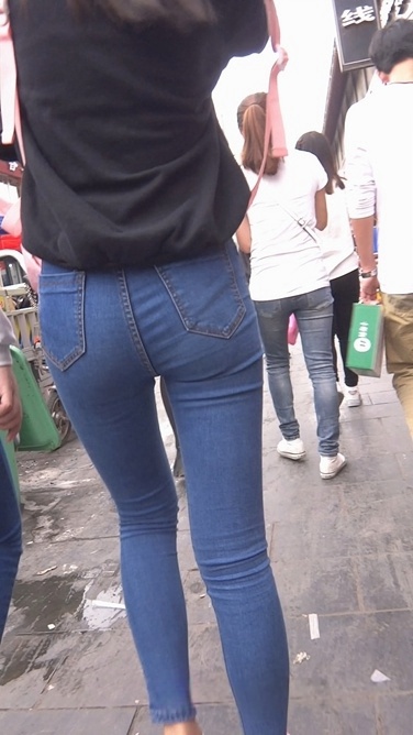 背粉色书包的紧身牛仔裤小美女[412M/MTS]