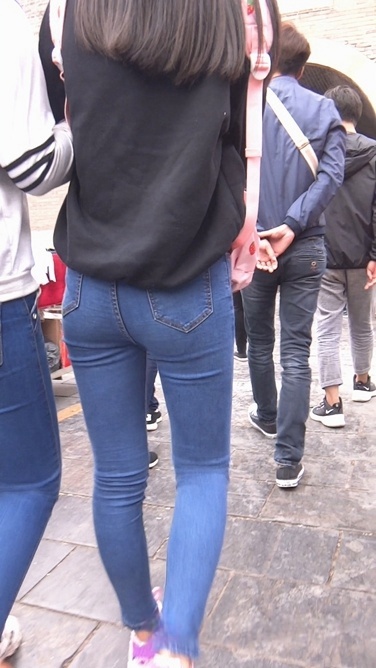 背粉色书包的紧身牛仔裤小美女[412M/MTS]