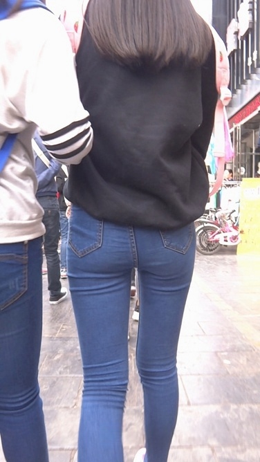 背粉色书包的紧身牛仔裤小美女[412M/MTS]