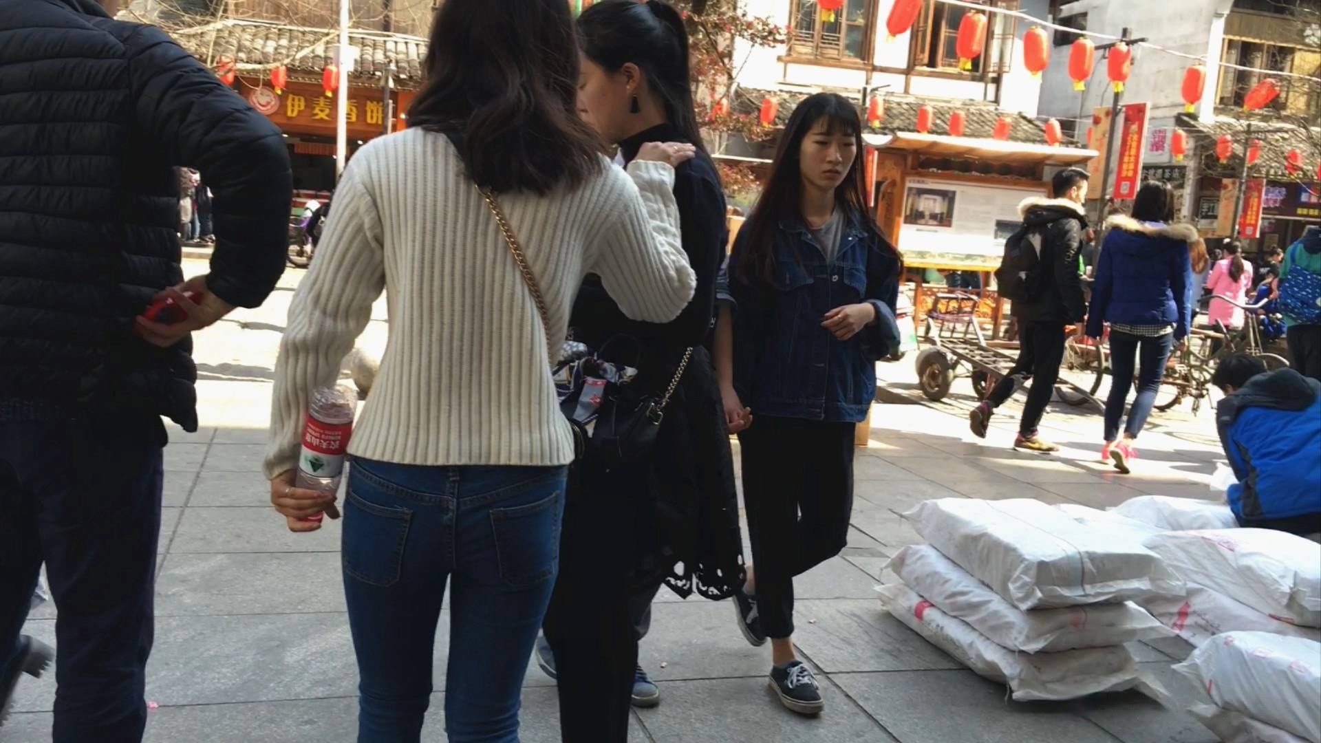 饱满圆润翘屯蓝牛妹子，一道亮景[1.31G/AVI]