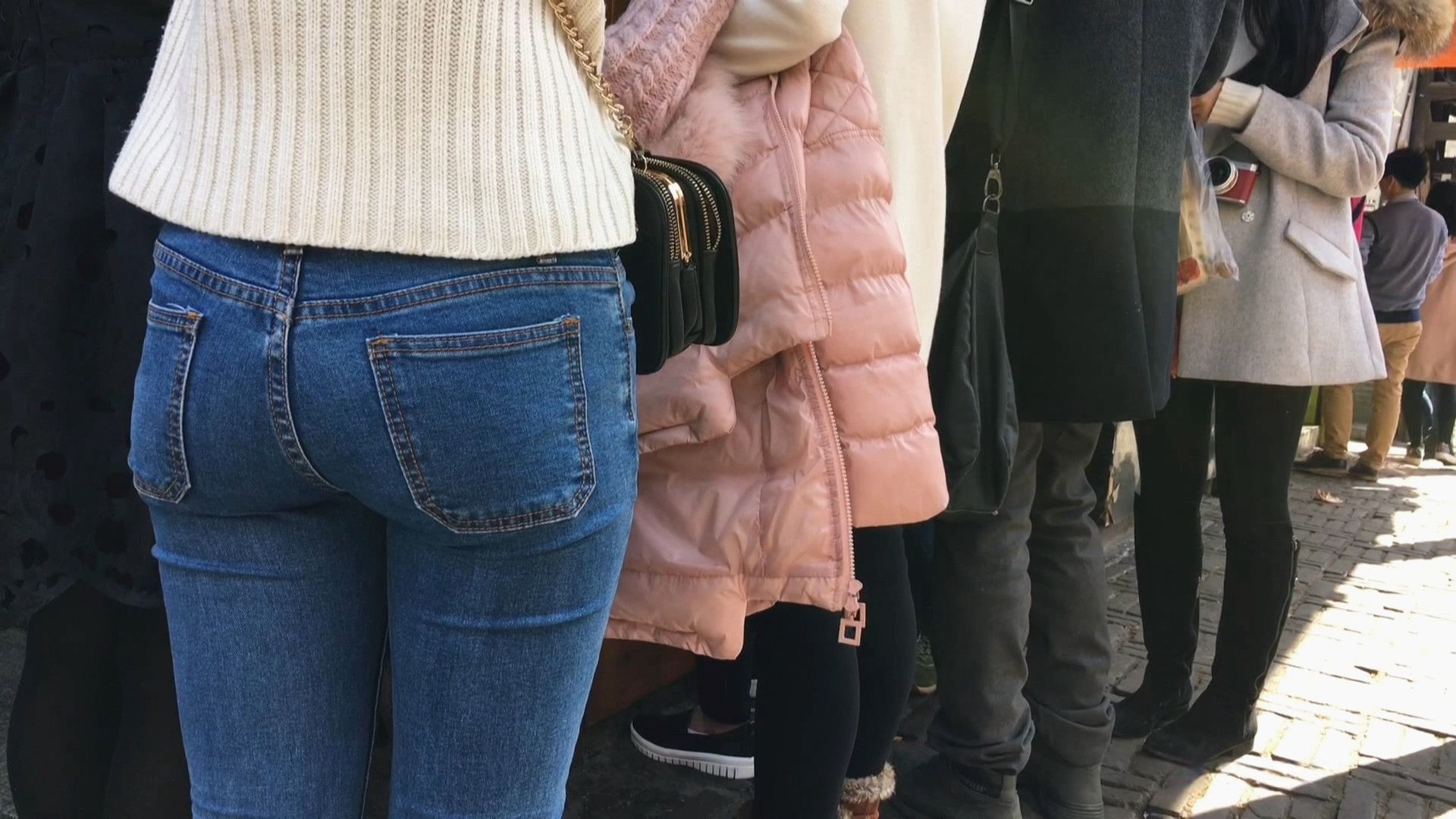 饱满圆润翘屯蓝牛妹子，一道亮景[1.31G/AVI]