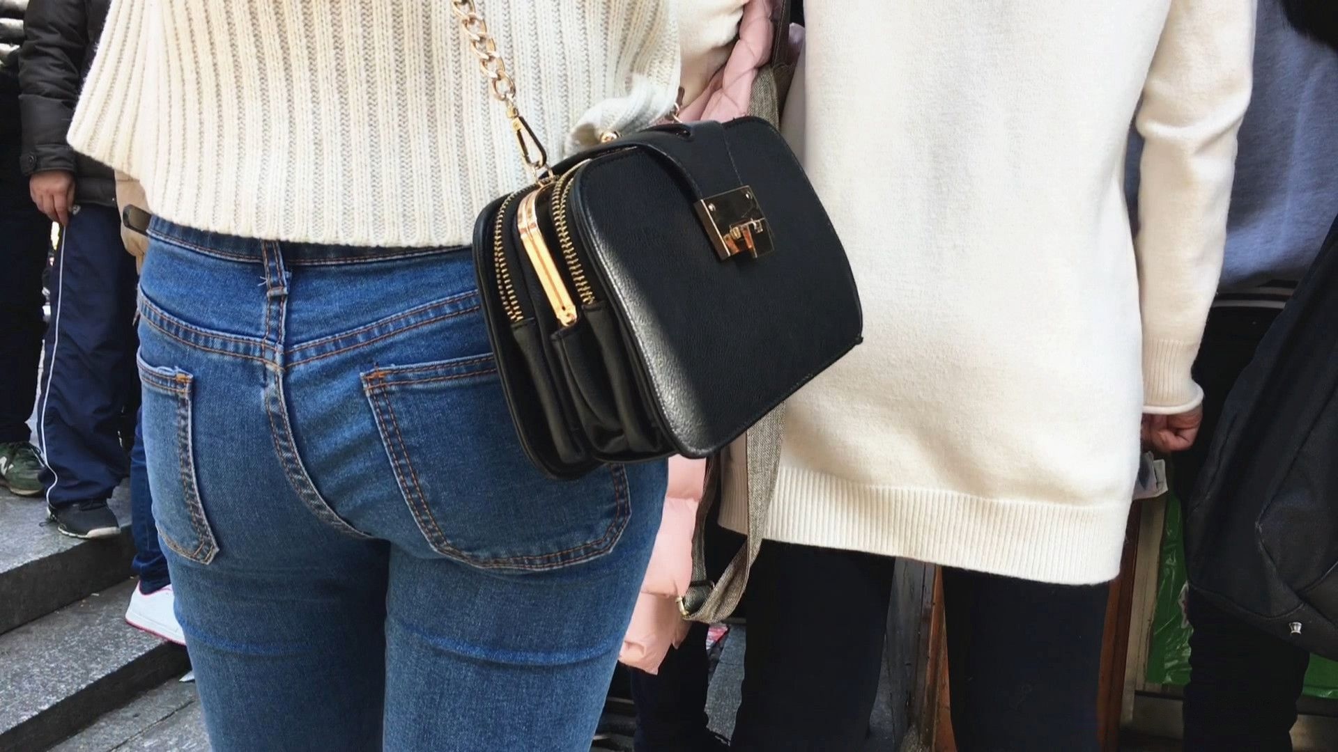 饱满圆润翘屯蓝牛妹子，一道亮景[1.31G/AVI]