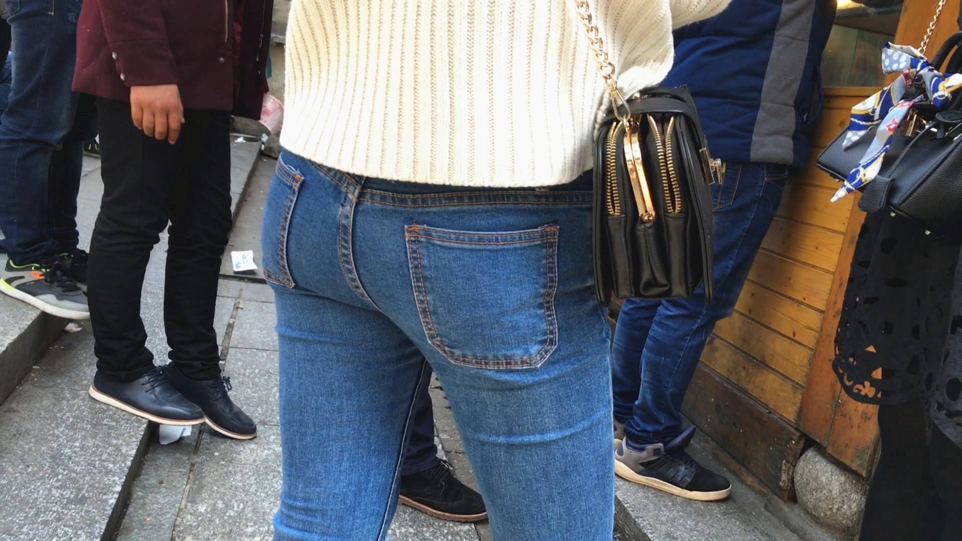 饱满圆润翘屯蓝牛妹子，一道亮景[1.31G/AVI]