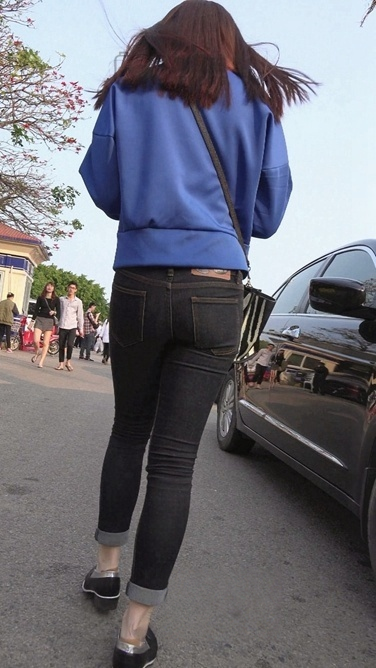 性感超紧圆臀牛仔裤美少女[437M/MP4]