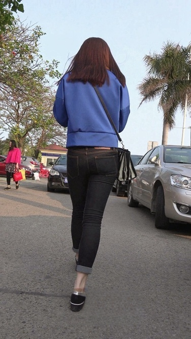 性感超紧圆臀牛仔裤美少女[437M/MP4]