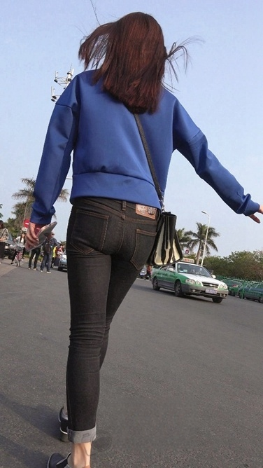 性感超紧圆臀牛仔裤美少女[437M/MP4]