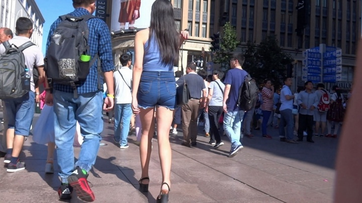 【魔都漫步作品】高挑热裤MM[MP4/400MB]