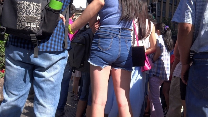 【魔都漫步作品】高挑热裤MM[MP4/400MB]