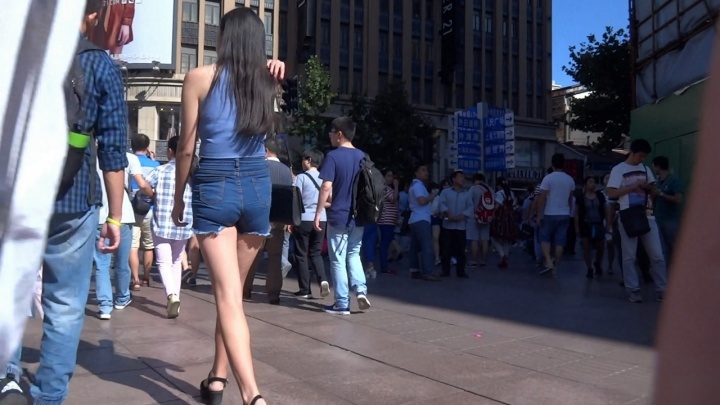 【魔都漫步作品】高挑热裤MM[MP4/400MB]