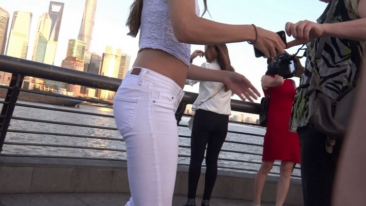 【魔都漫步作品】较好身材的白裤金发美女[MP4/367MB]