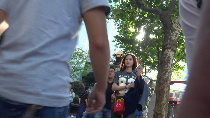 【魔都漫步作品】紧身黑裤好身材大美女[MP4/700MB]