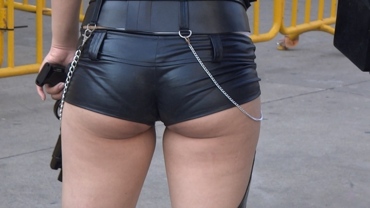 【魔都漫步作品】性感超短紧身皮裤女模[MP4/2GB]