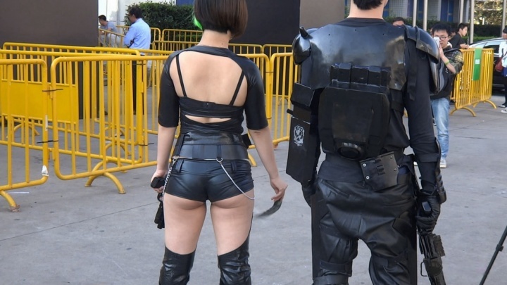 【魔都漫步作品】性感超短紧身皮裤女模[MP4/2GB]