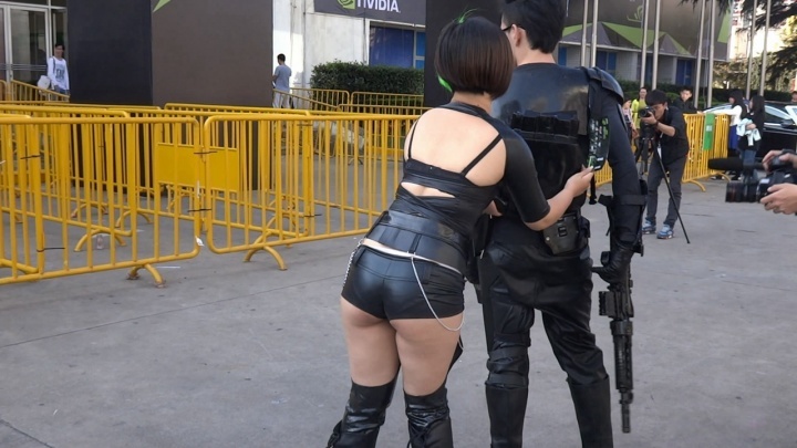 【魔都漫步作品】性感超短紧身皮裤女模[MP4/2GB]