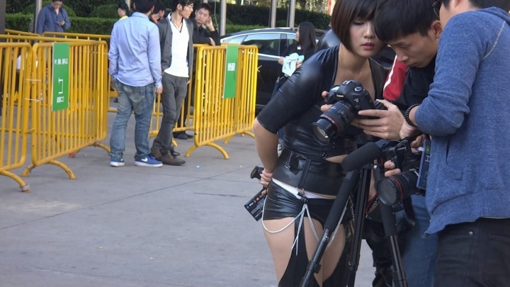 【魔都漫步作品】性感超短紧身皮裤女模[MP4/2GB]