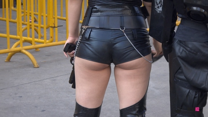 【魔都漫步作品】性感超短紧身皮裤女模[MP4/2GB]