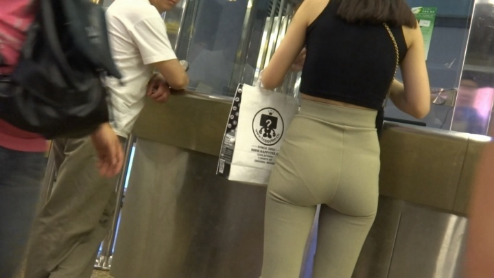 【魔都漫步作品】乘坐地铁的浅黄裤圆臀MM[MP4/588MB]