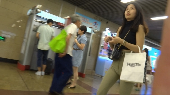 【魔都漫步作品】乘坐地铁的浅黄裤圆臀MM[MP4/588MB]