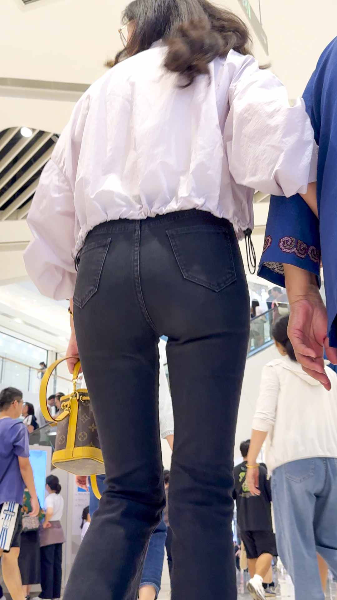 灰牛仔透内痕包臀美女