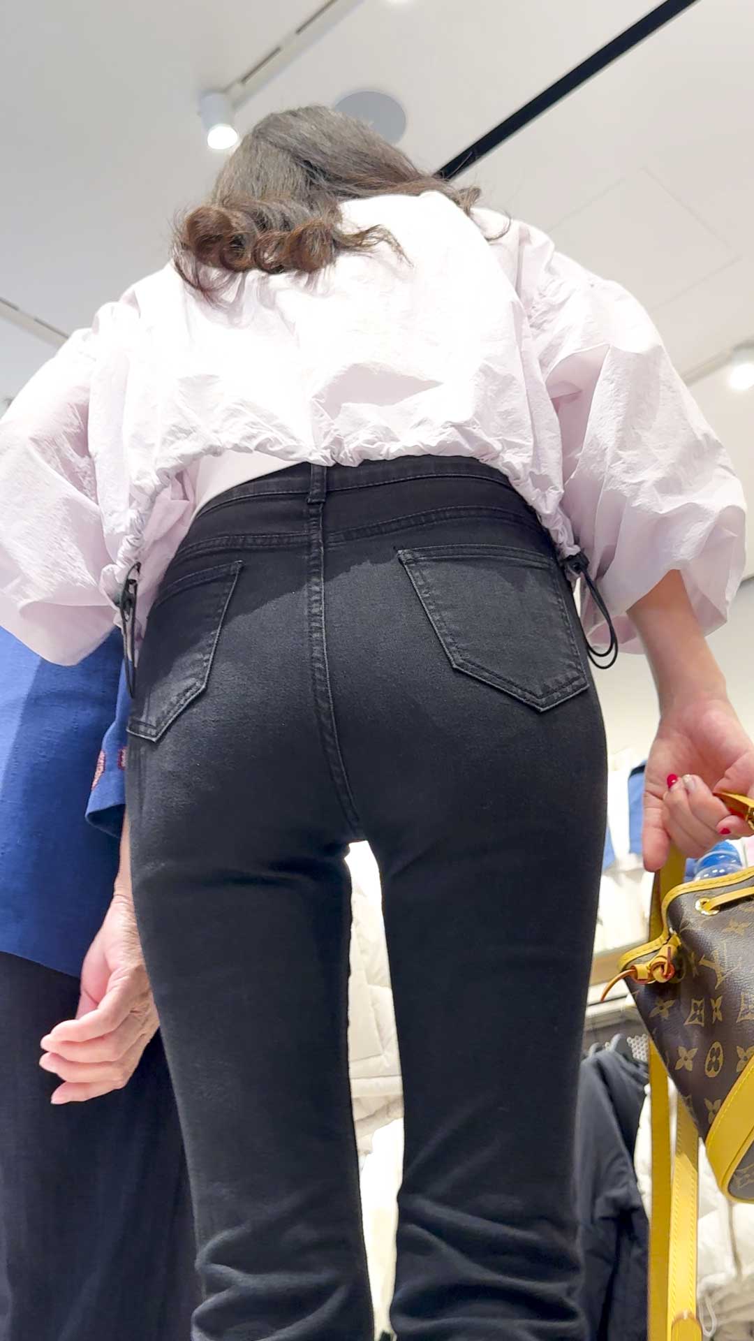 灰牛仔透内痕包臀美女