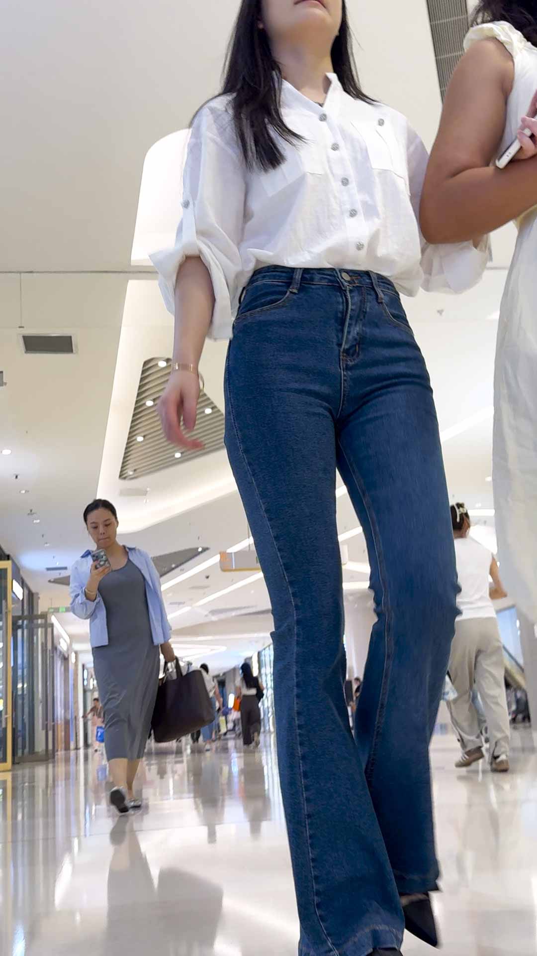 高腰包臀牛仔少妇