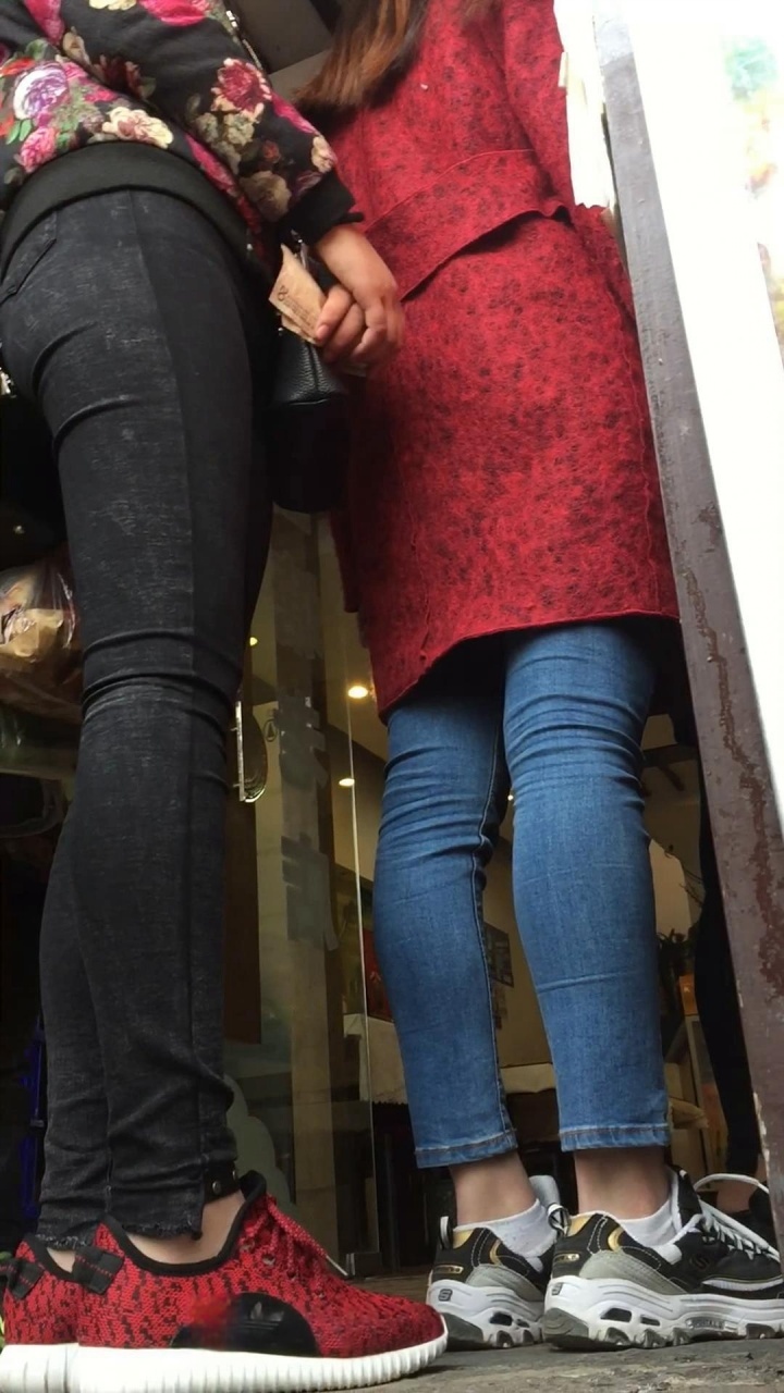 黑色紧身牛仔裤排队[663M/MP4]