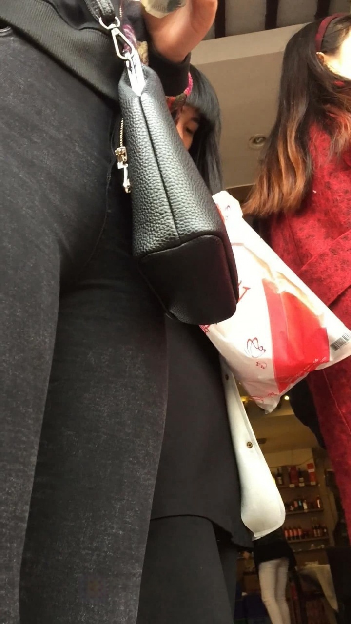 黑色紧身牛仔裤排队[663M/MP4]