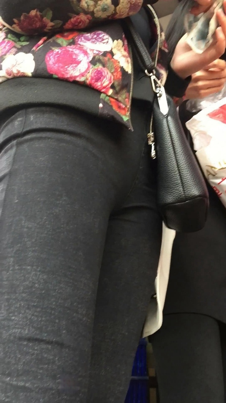 黑色紧身牛仔裤排队[663M/MP4]