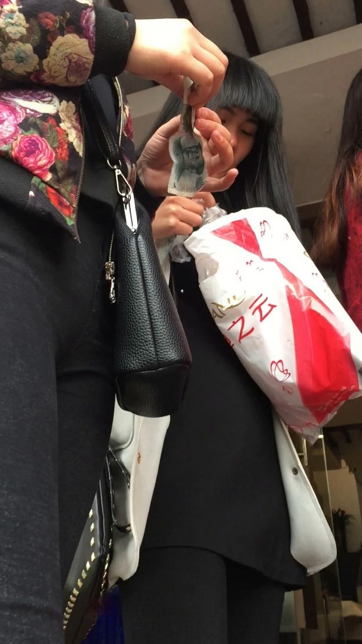 黑色紧身牛仔裤排队[663M/MP4]