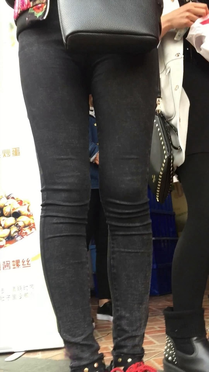 黑色紧身牛仔裤排队[663M/MP4]