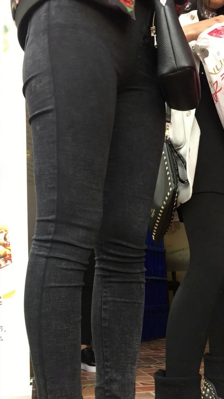 黑色紧身牛仔裤排队[663M/MP4]