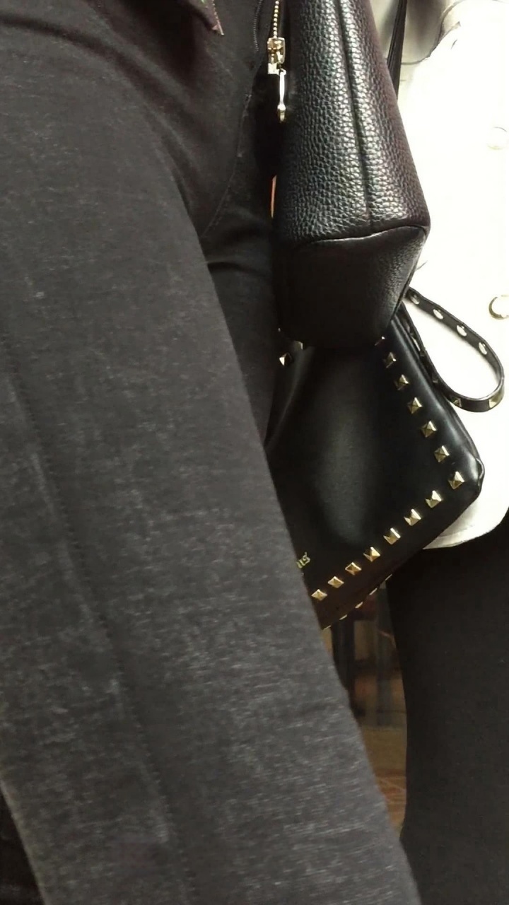 黑色紧身牛仔裤排队[663M/MP4]