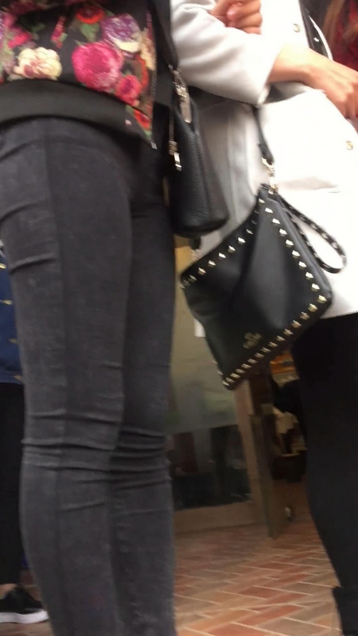 黑色紧身牛仔裤排队[663M/MP4]
