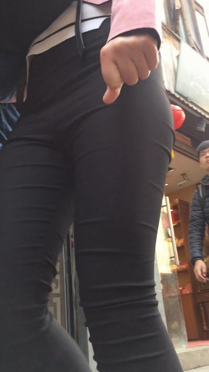 高挑黑色紧身裤美女和胖女逛街[1.22G/MOV]