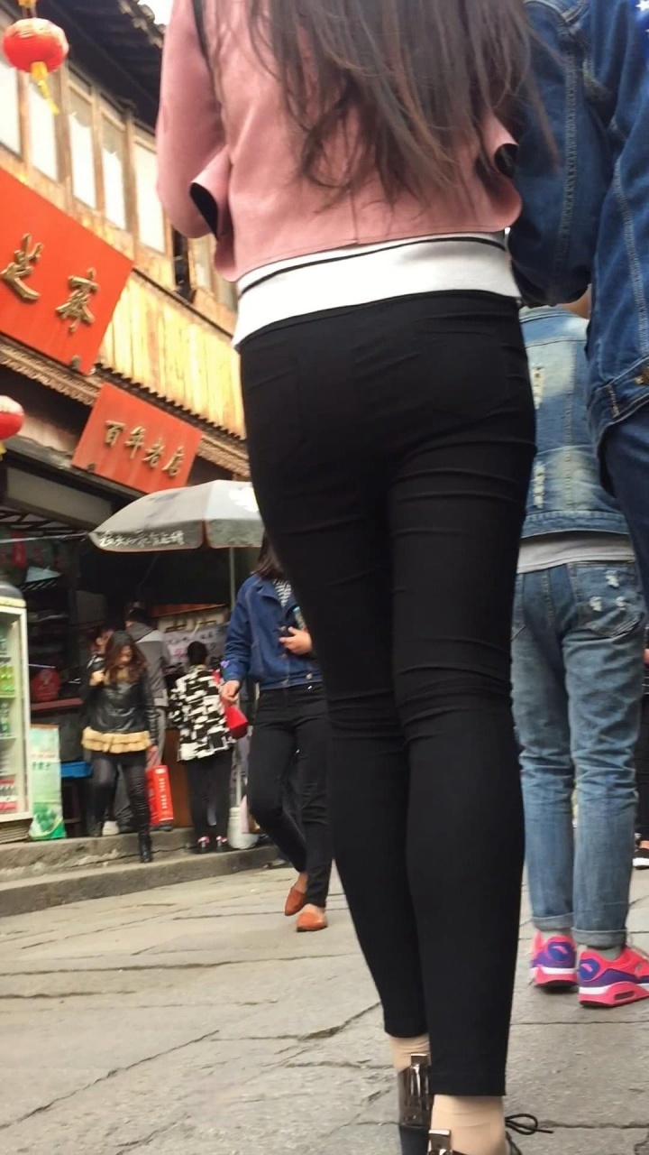 高挑黑色紧身裤美女和胖女逛街[1.22G/MOV]