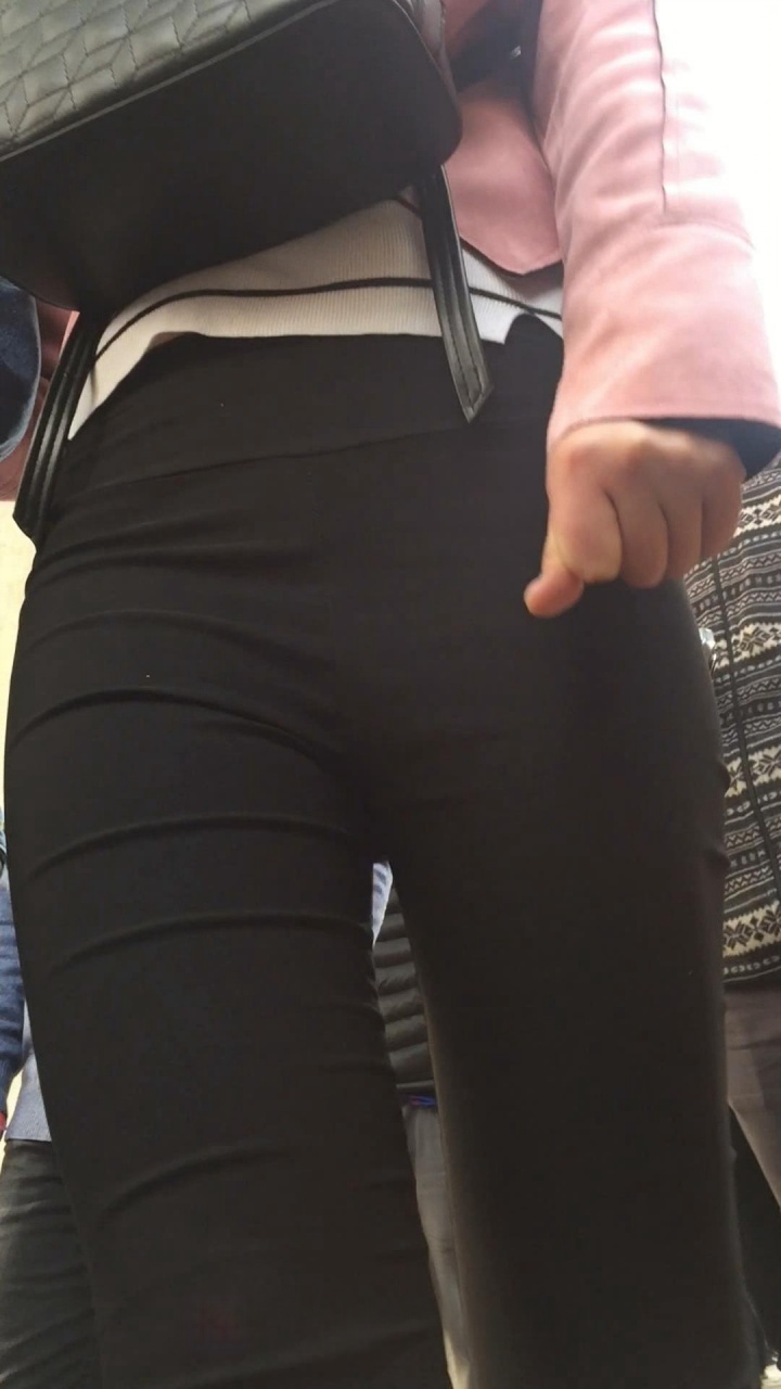 高挑黑色紧身裤美女和胖女逛街[1.22G/MOV]