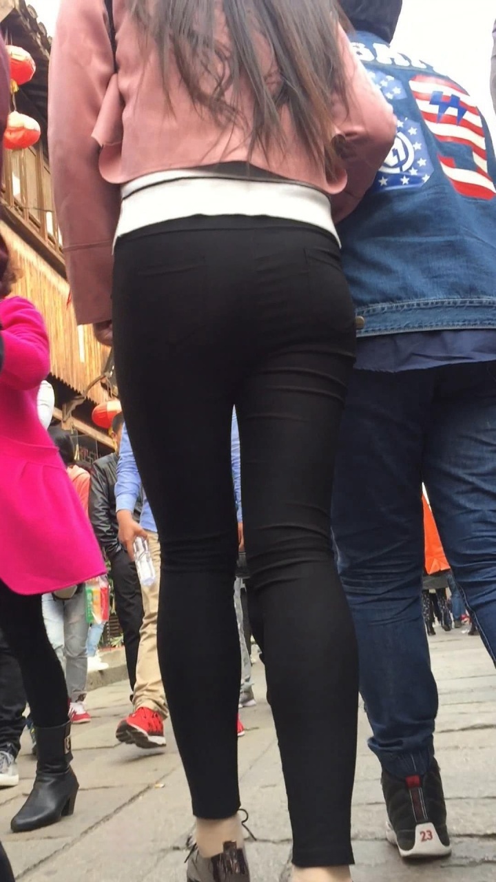 高挑黑色紧身裤美女和胖女逛街[1.22G/MOV]