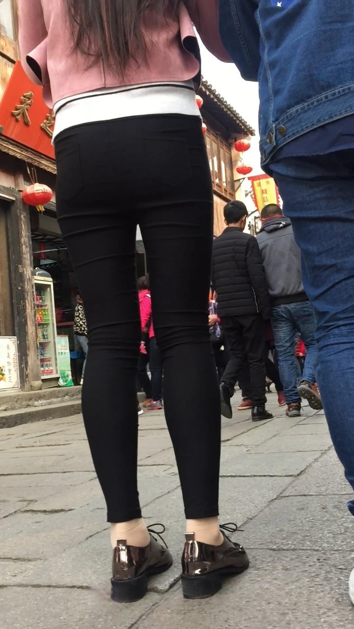 高挑黑色紧身裤美女和胖女逛街[1.22G/MOV]