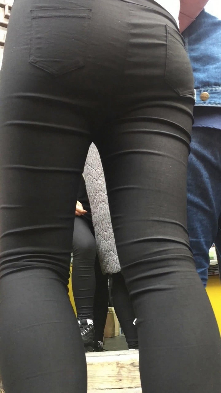 高挑黑色紧身裤美女和胖女逛街[1.22G/MOV]