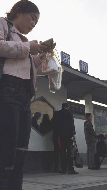 粉色上衣牛仔裤小妹[307M/MOV]