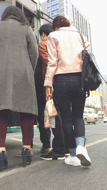 粉色上衣牛仔裤小妹[307M/MOV]