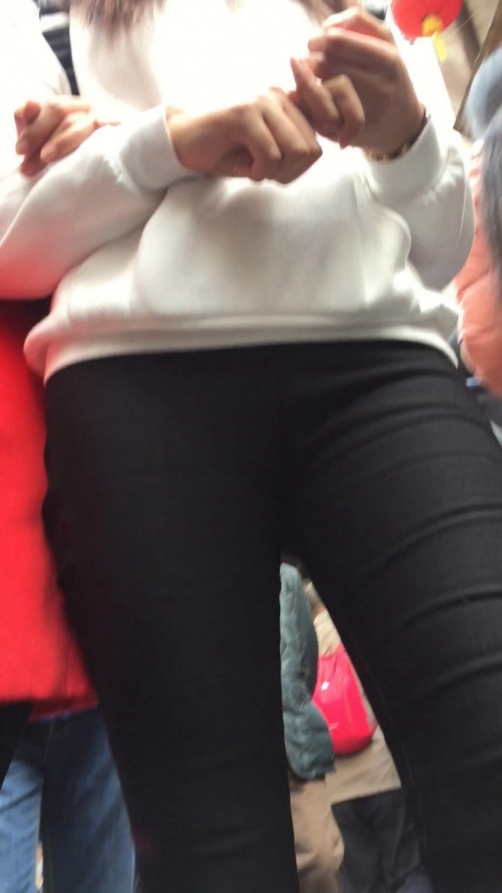 长时间捕获黑色紧身裤前三角区[272M/MP4]