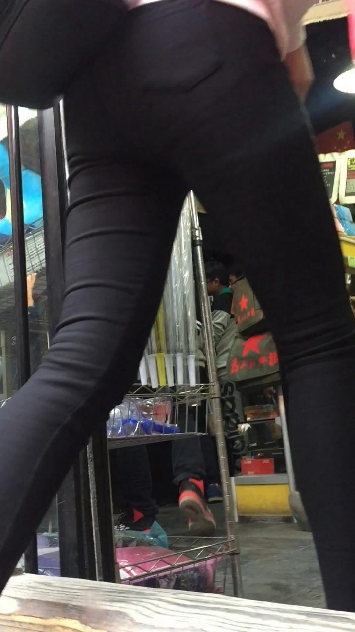 长时间捕获黑色紧身裤前三角区[272M/MP4]