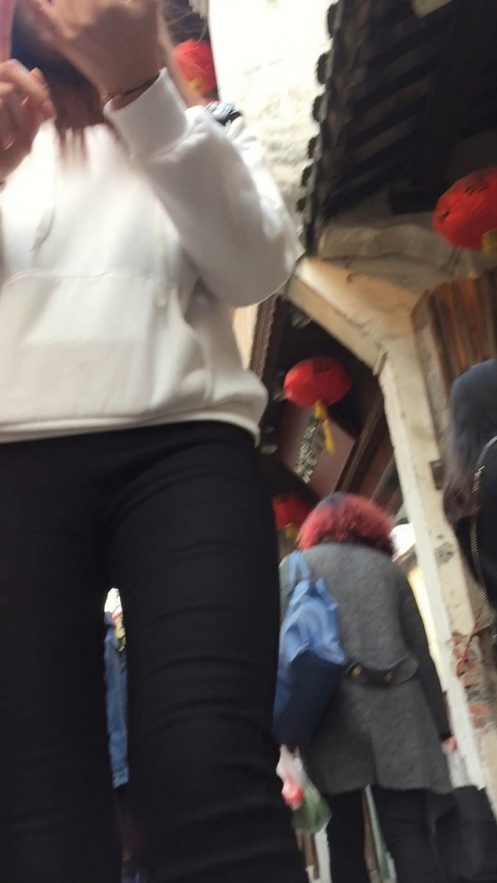 长时间捕获黑色紧身裤前三角区[272M/MP4]