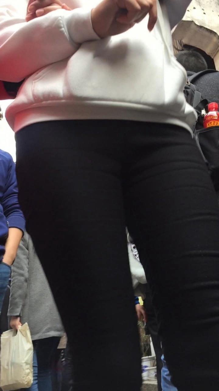 长时间捕获黑色紧身裤前三角区[272M/MP4]