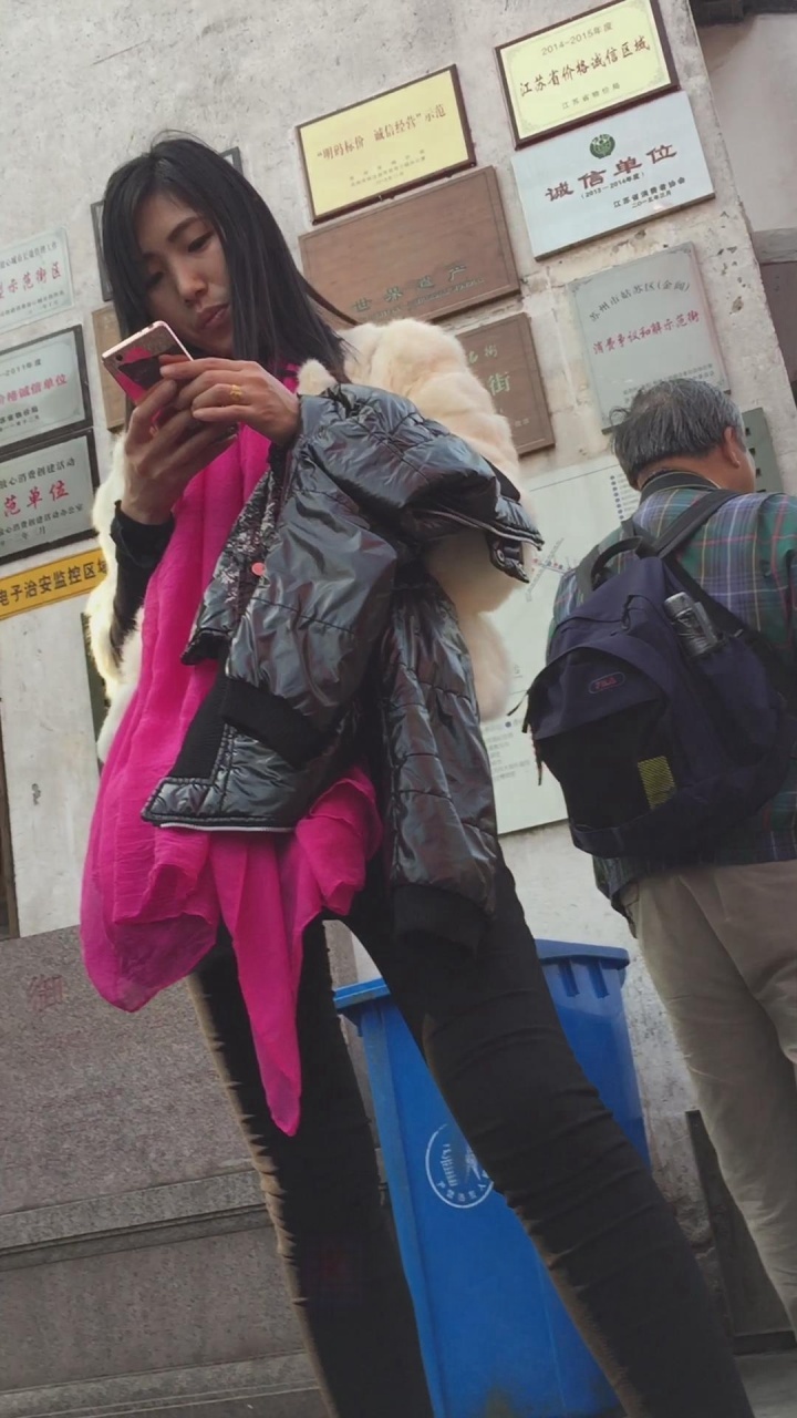 年轻长发黑色紧身裤妈妈带着小孩游玩[459M/MOV]