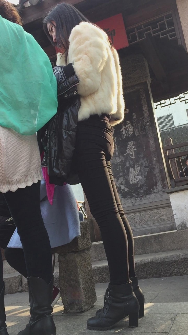 年轻长发黑色紧身裤妈妈带着小孩游玩[459M/MOV]