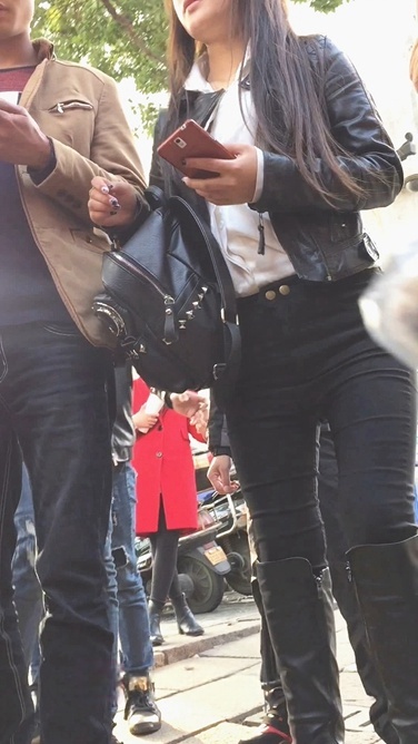 颜值不错的黑裤美女[995M/MOV]